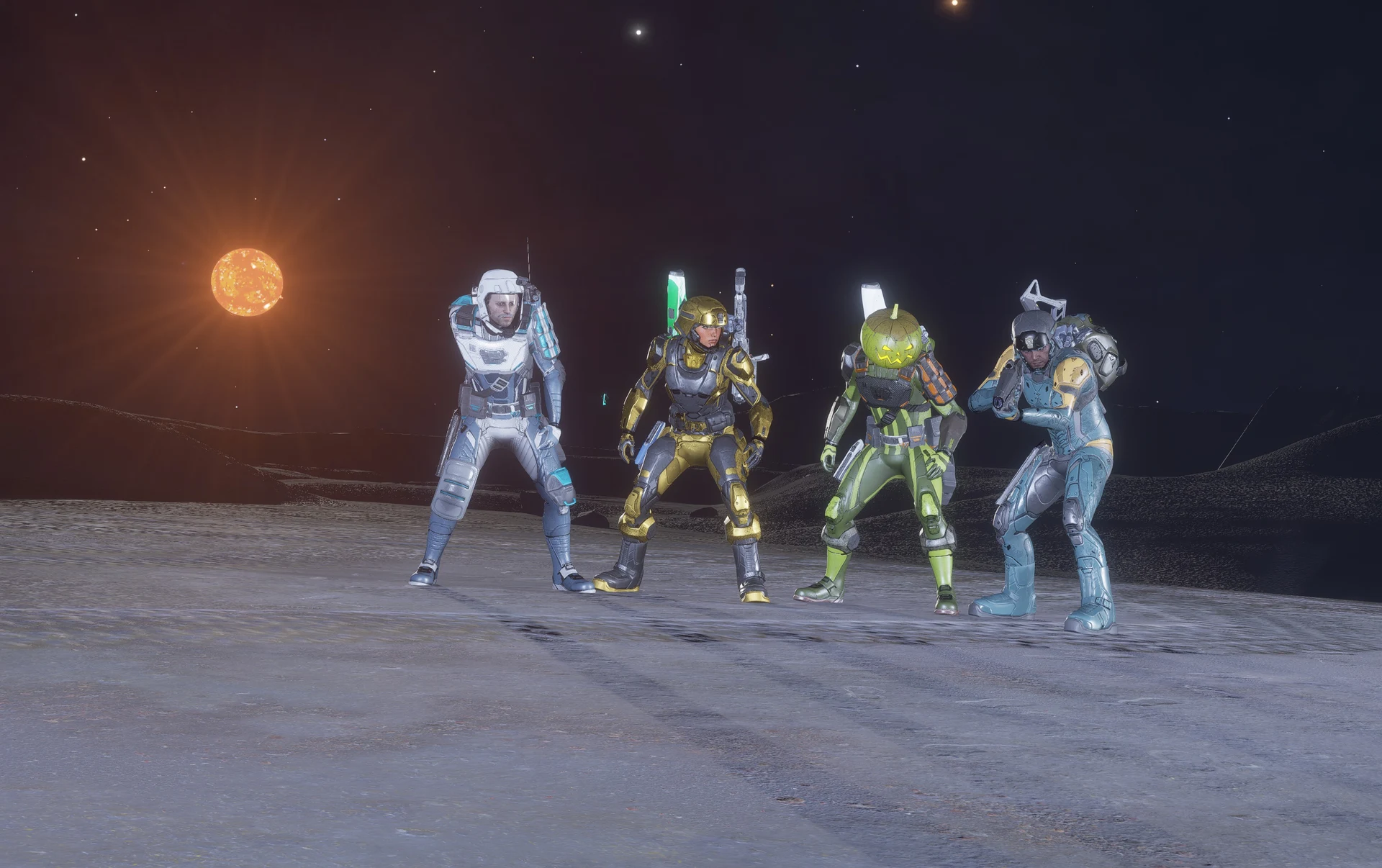 Quatre personnages d’Elite Dangerous réunis sur une planète, avec une étoile orangée à l’horizon.